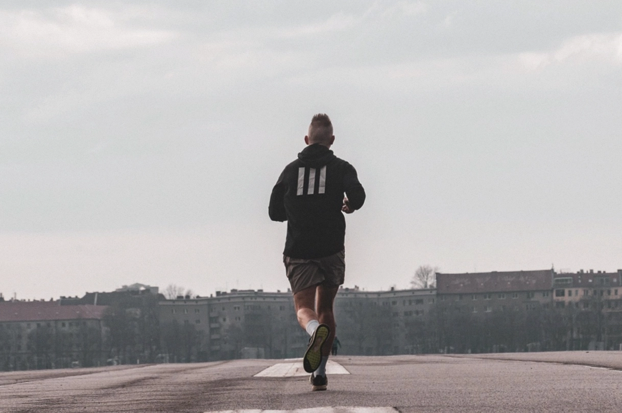 Deelnemers aan de afsluitende vijf kilometer langs de Maas